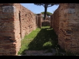 07238 ostia - regio i - insula xii - caseggiato a tabernae (i,xii,10) - westseite - korridor - bli ri westen - 06-2024.jpg